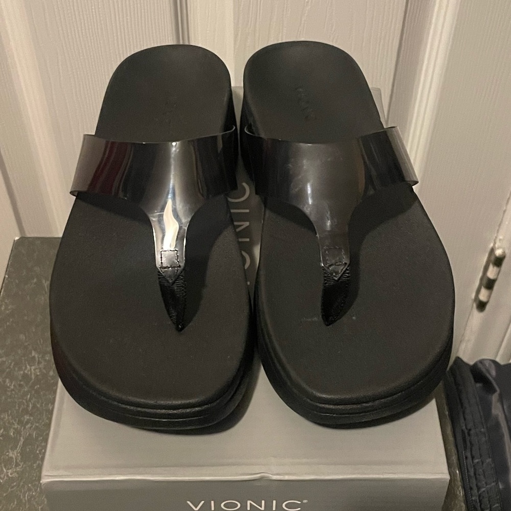 NWT Vionic black flip flops